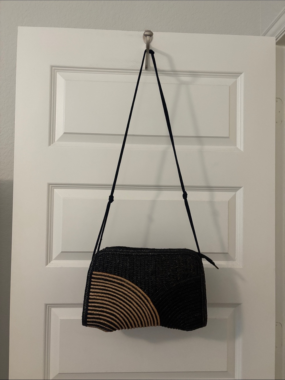VTG Black Straw Crossbody Bag w/Tan Accent East to West bag 1980s retro rattan - Picture 2 of 11
